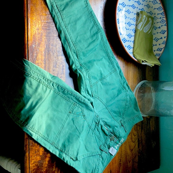 Skinny Fossil green slacks knee and pocket detail - Picture 2 of 4